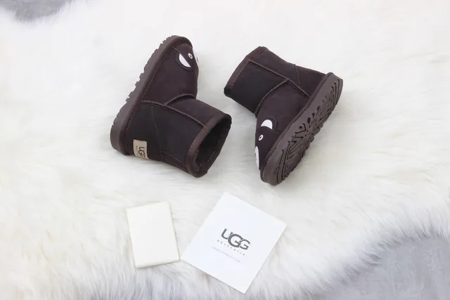 UGG क्लासिक मिनी भालू चेहरा भूरी स्नो बूट्स 6