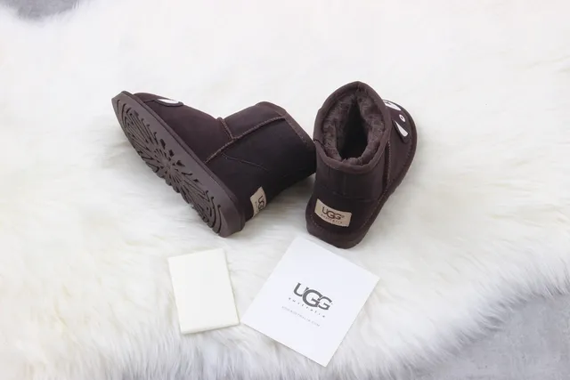 UGG क्लासिक मिनी भालू चेहरा भूरी स्नो बूट्स 7