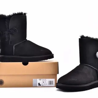 UGG क्लासिक शॉर्ट काली शियरलिंग-लाइन्ड एंगल बूट्स
