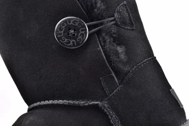 UGG क्लासिक शॉर्ट काली शियरलिंग-लाइन्ड एंगल बूट्स 4
