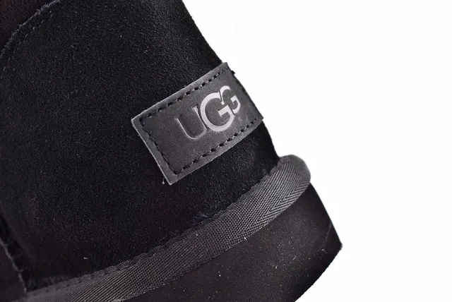 UGG क्लासिक शॉर्ट काली शियरलिंग-लाइन्ड एंगल बूट्स 5