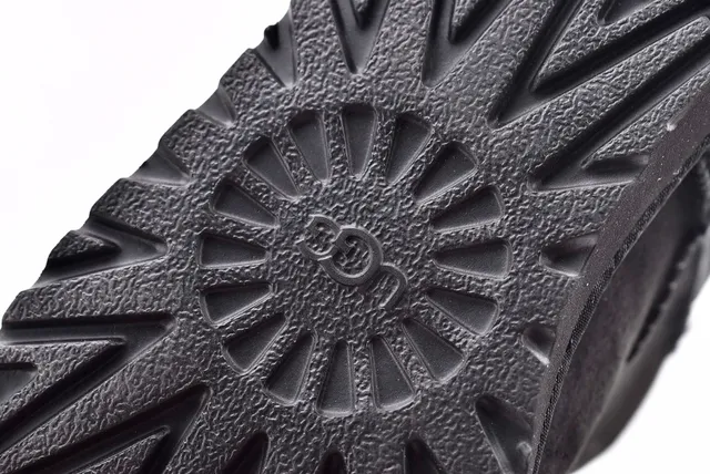 UGG क्लासिक शॉर्ट काली शियरलिंग-लाइन्ड एंगल बूट्स 7