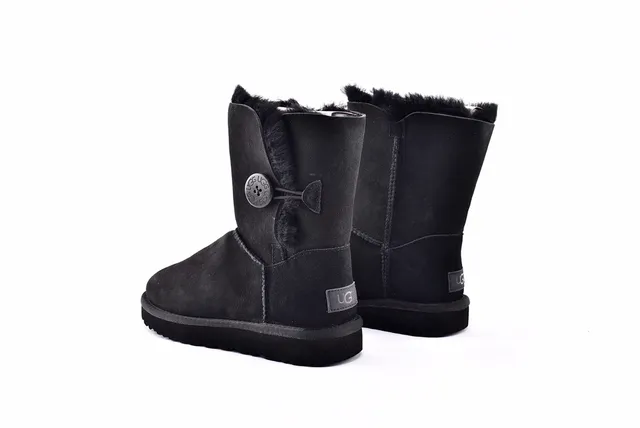 UGG क्लासिक शॉर्ट काली शियरलिंग-लाइन्ड एंगल बूट्स 14