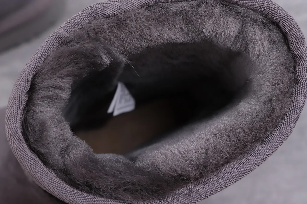 UGG Classic Short 炭灰色羊毛内里雪靴 2