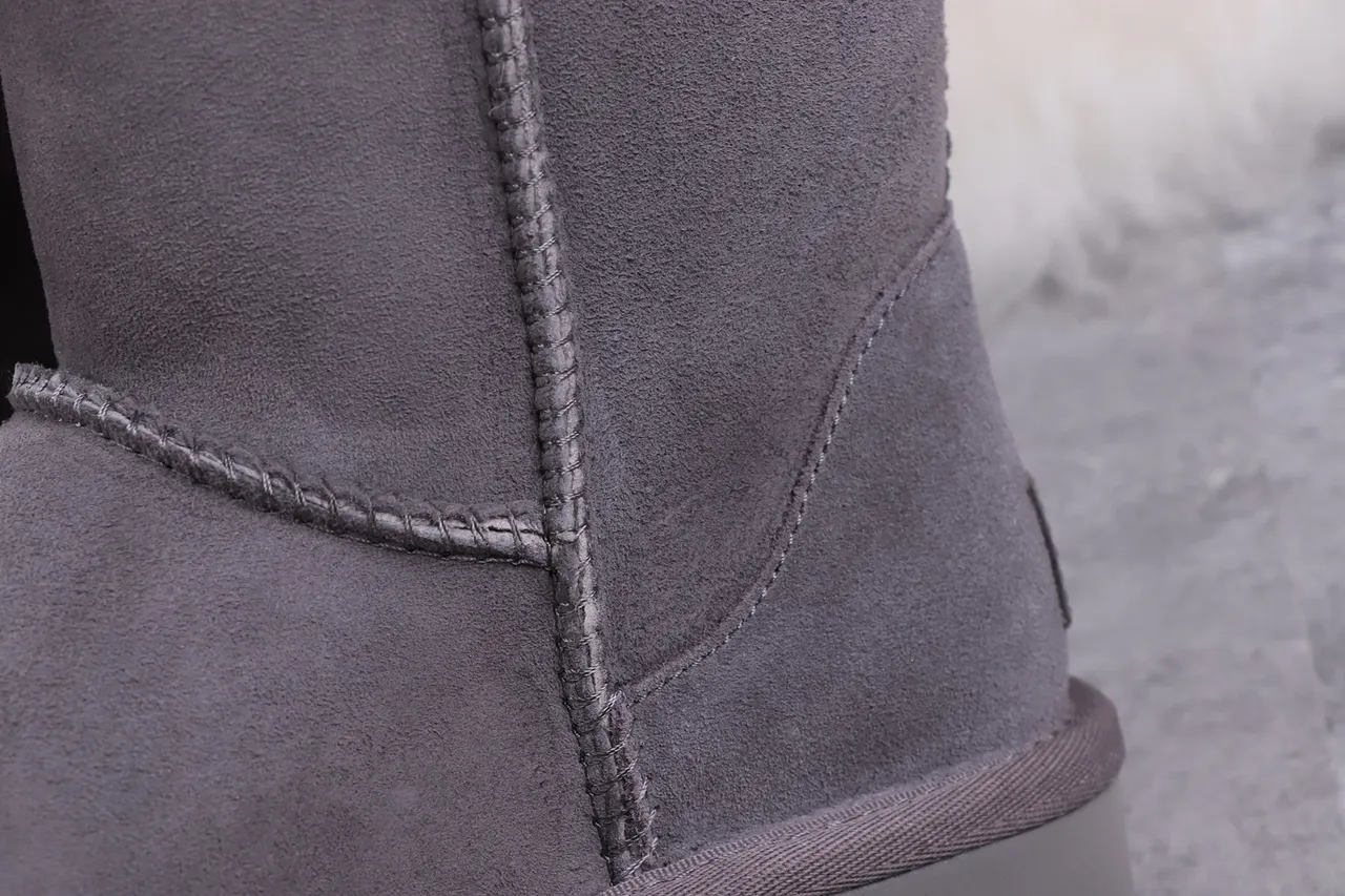 UGG Classic Short 炭灰色羊毛内里雪靴 3