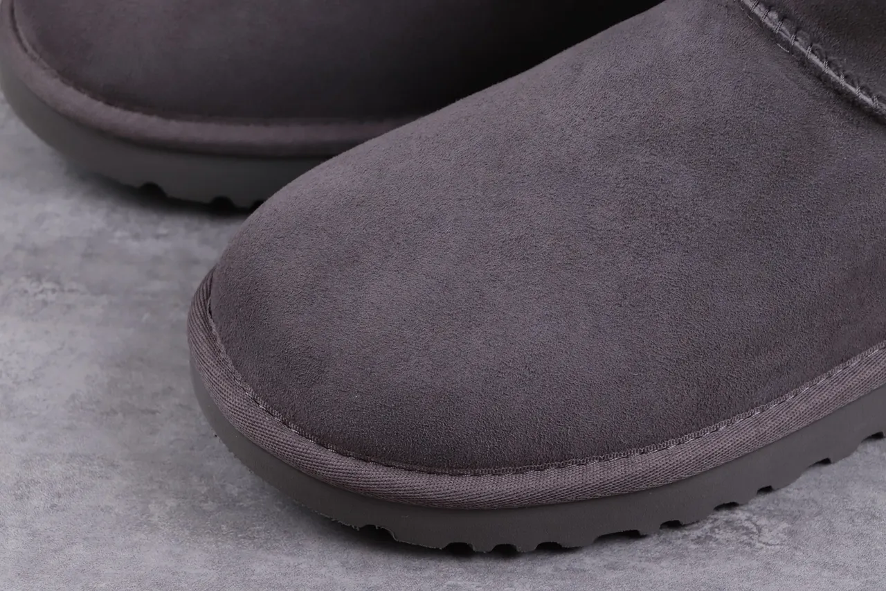 UGG Classic Short 炭灰色羊毛内里雪靴 4