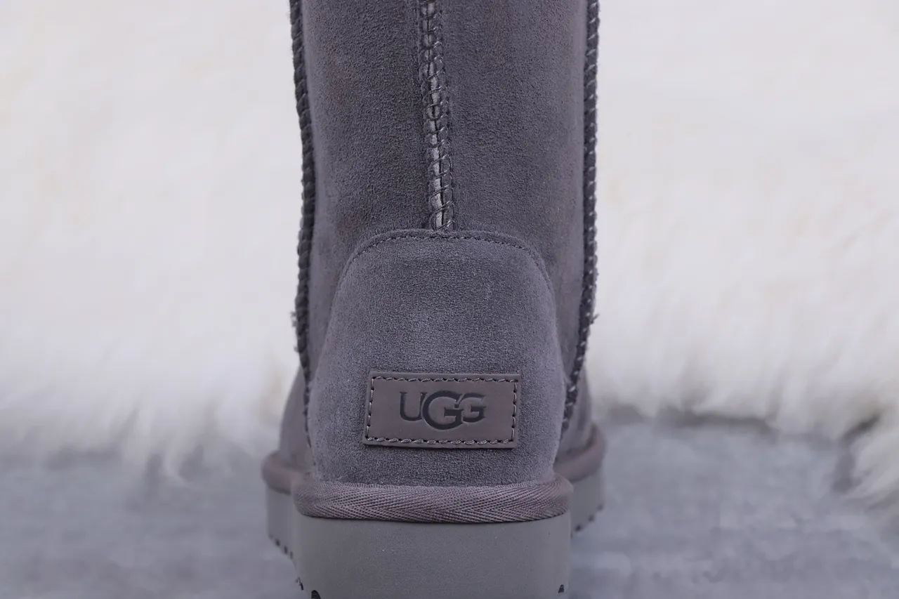 UGG Classic Short 炭灰色羊毛内里雪靴 5