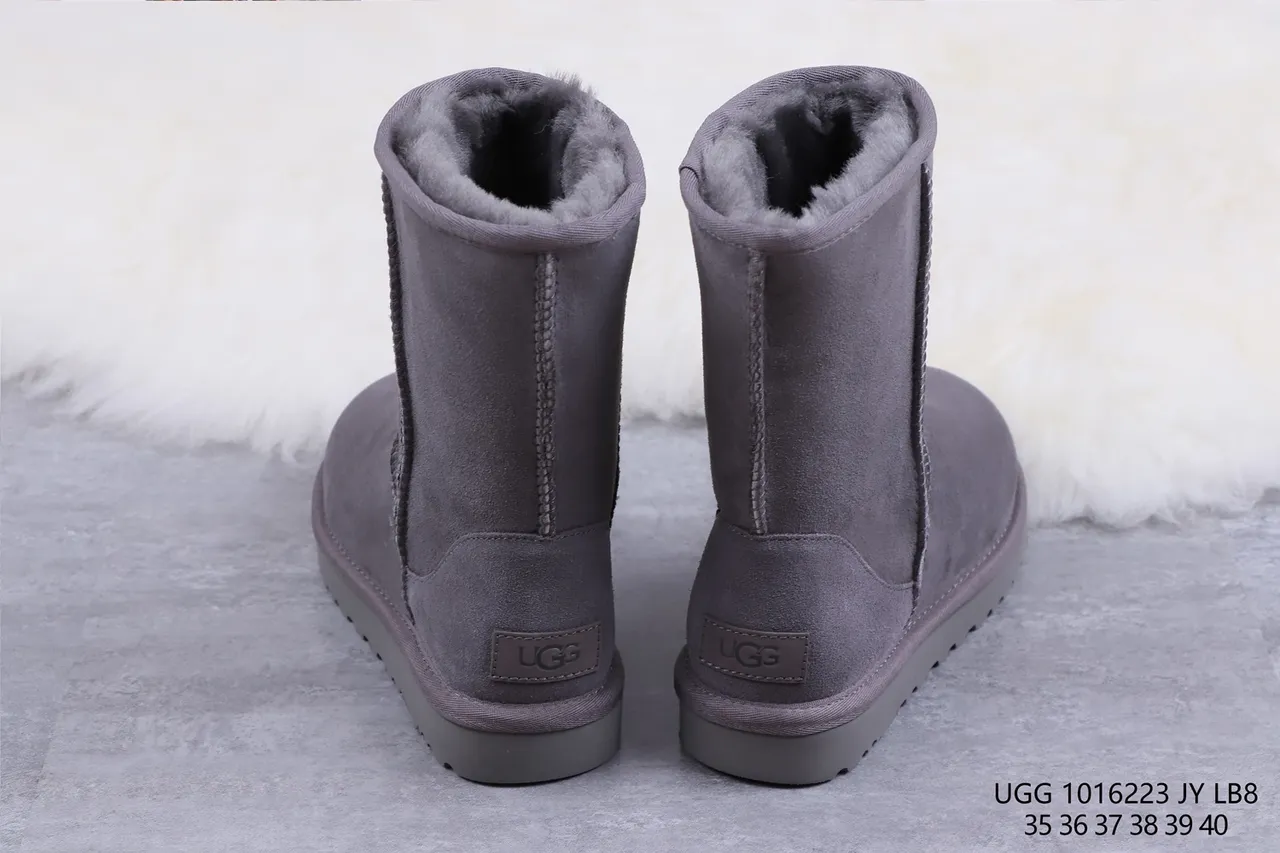 UGG Classic Short 炭灰色羊毛内里雪靴 8