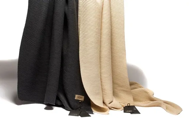 UGG Bufanda Gris Acanalada Carbón 2