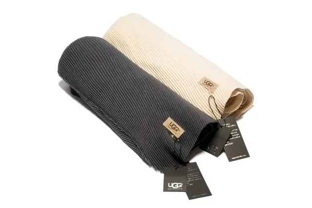 UGG Bufanda Gris Acanalada Carbón 3