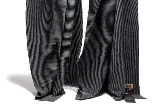UGG Bufanda Gris Acanalada Carbón 4