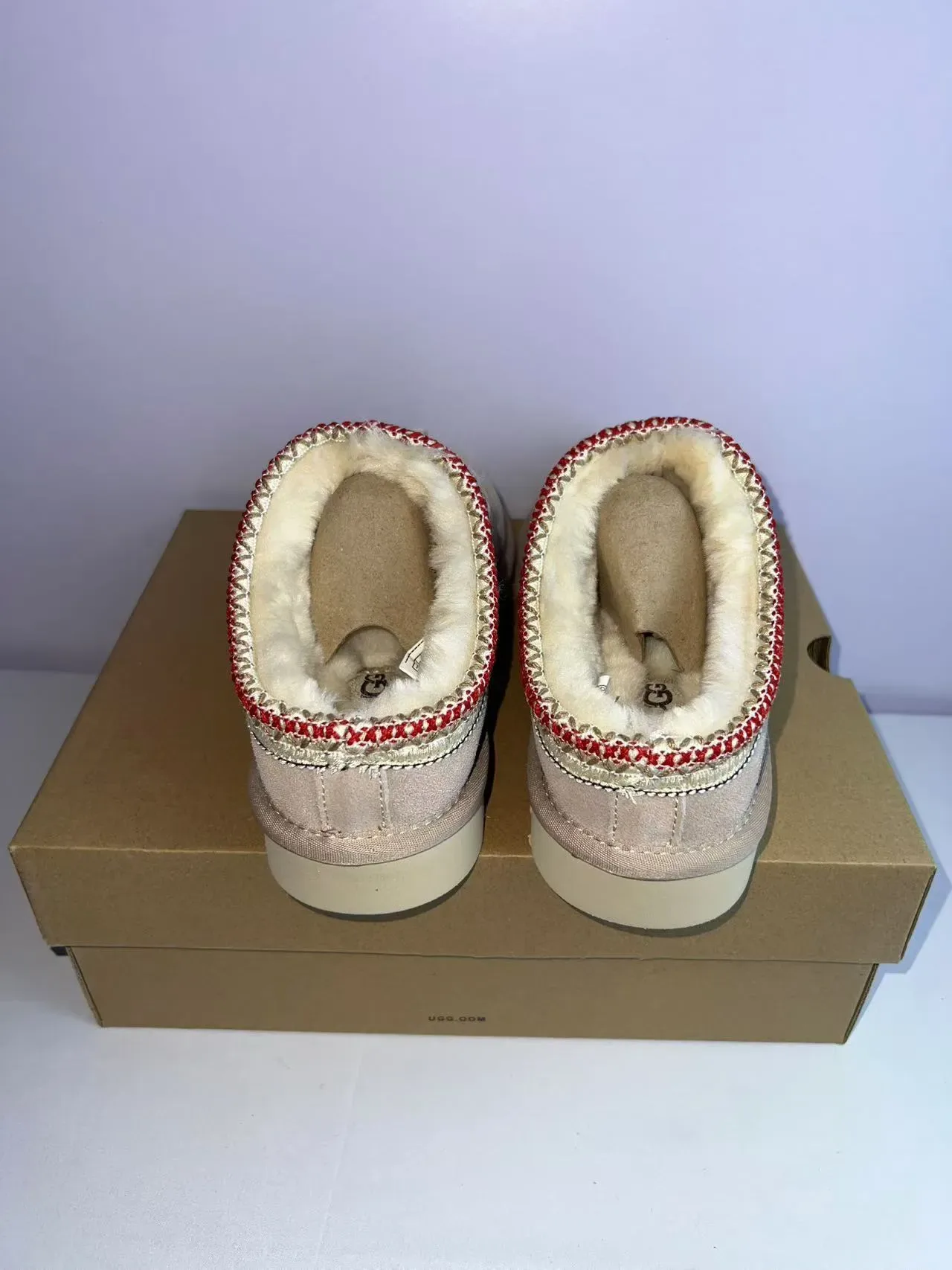 UGG Tasman Sapatos Casuais Beige Red Camurça Superior Forrados com Shearling 2