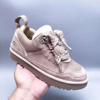 UGG Tasman 米色羊毛里生活方式运动鞋