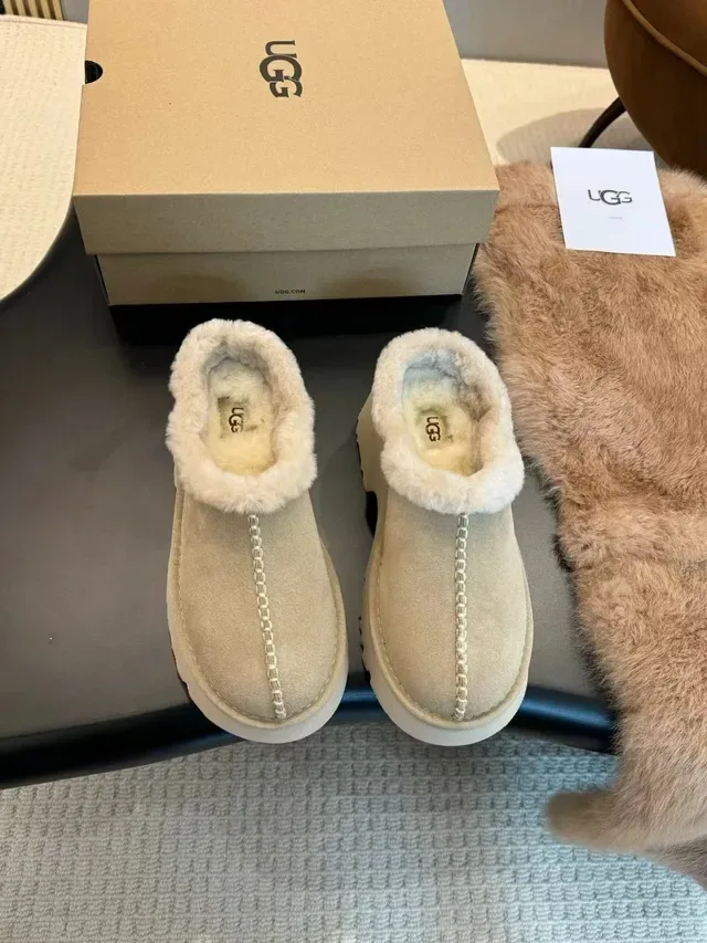 UGG Tasman বেজ সাদা শিয়ারলিং লাইন্ড সুয়েড আপার কাজুয়াল জুতা 2