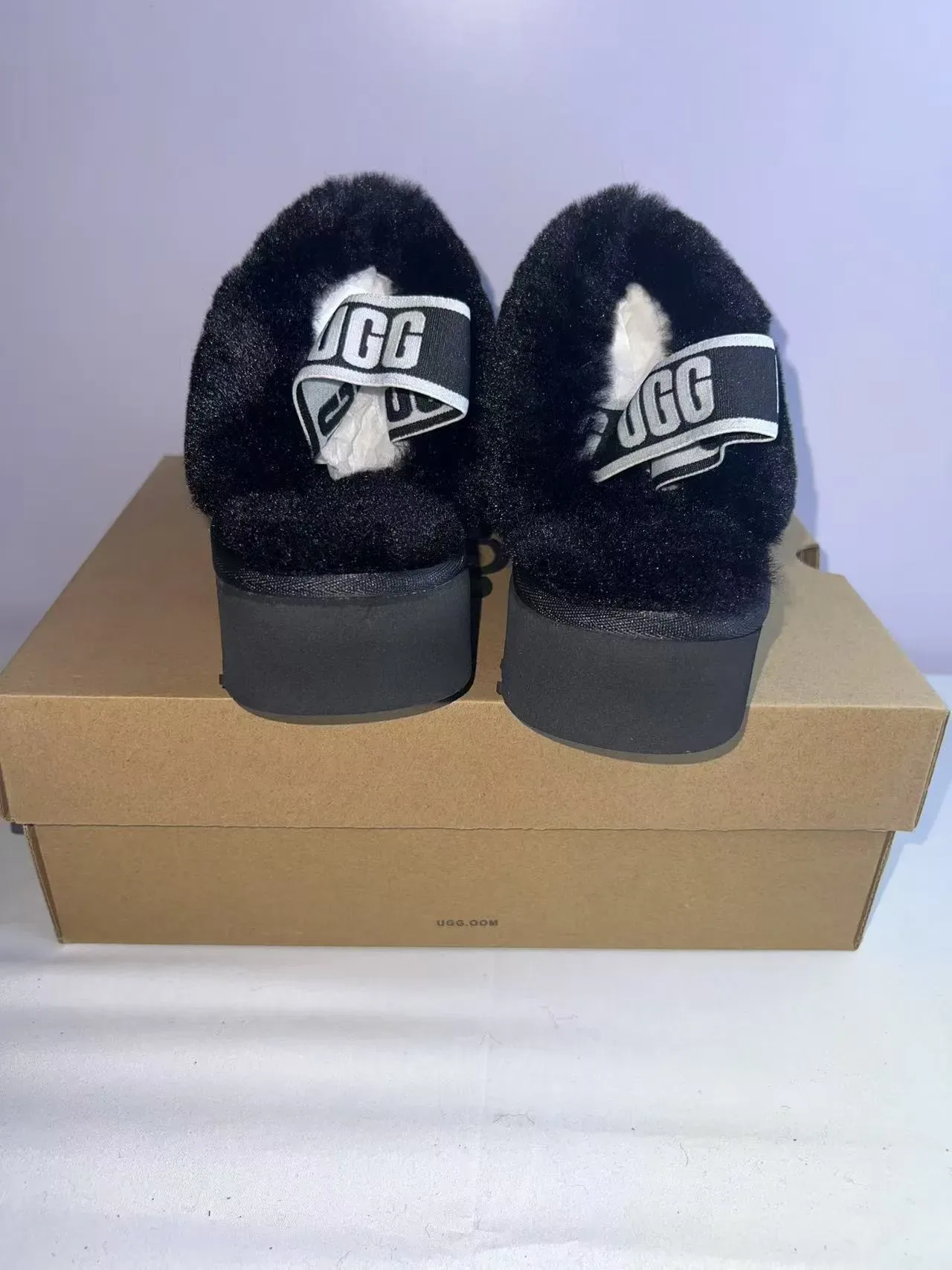 UGG Tasman 黑色羊毛里平台拖鞋 3