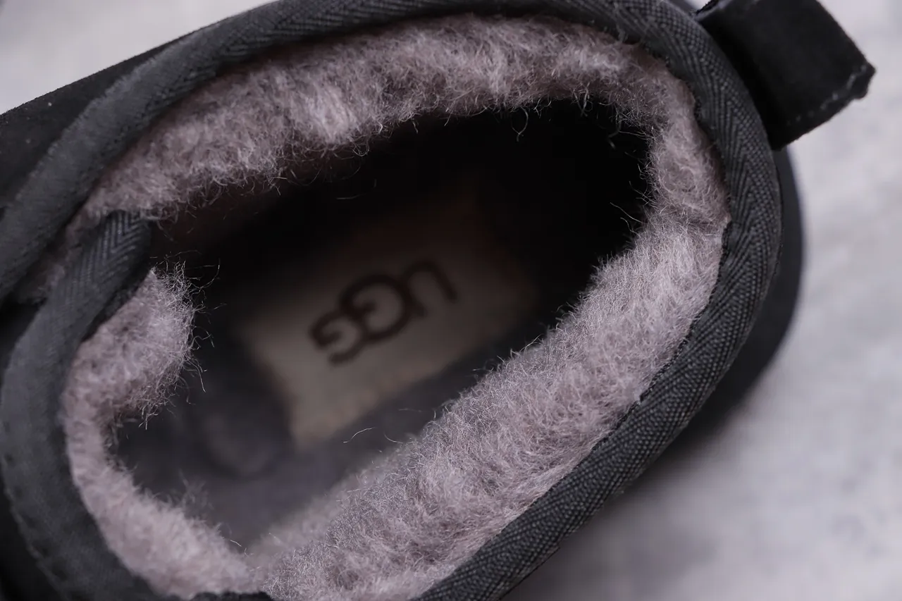 UGG Tasman 黑色麂皮系带踝靴 2