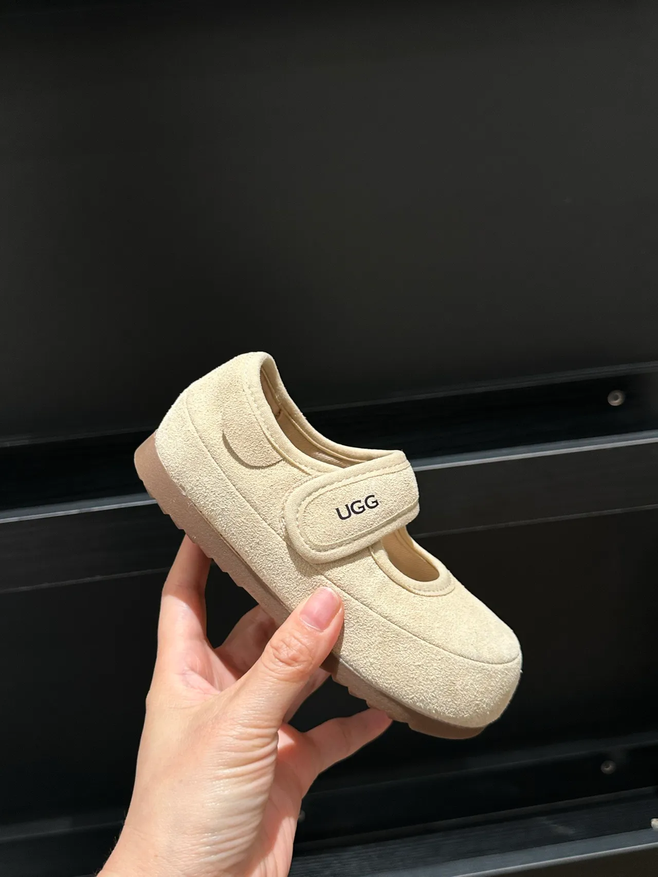 UGG Tasman Negro parte superior de tipo ante Correa simple de Velcro Zapatos Mary Jane 21
