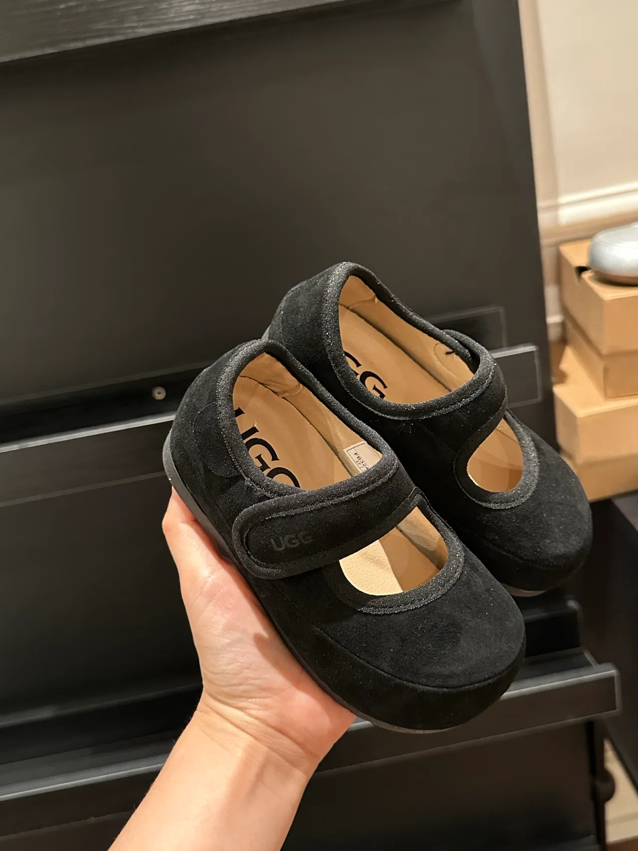 UGG Tasman Negro parte superior de tipo ante Correa simple de Velcro Zapatos Mary Jane 23
