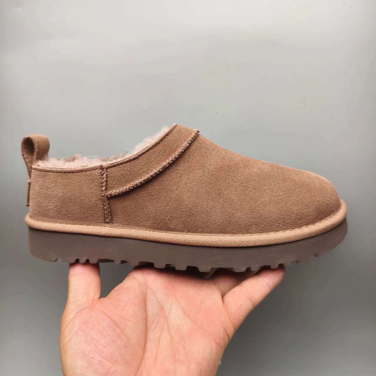 UGG Tasman 棕色羊麂皮 Shearling 衬里 套脚雪靴 2
