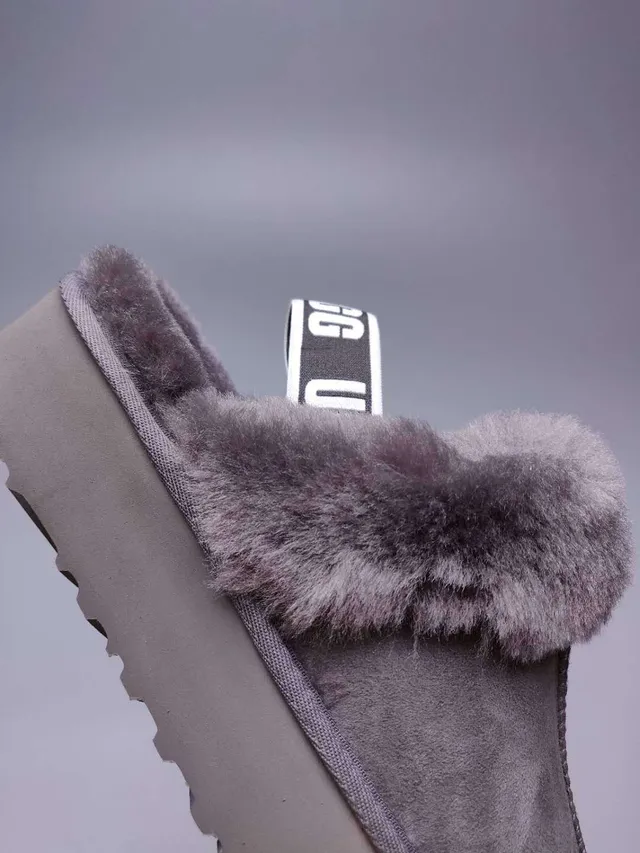 UGG Tasman 灰色麂皮平台拖鞋 11