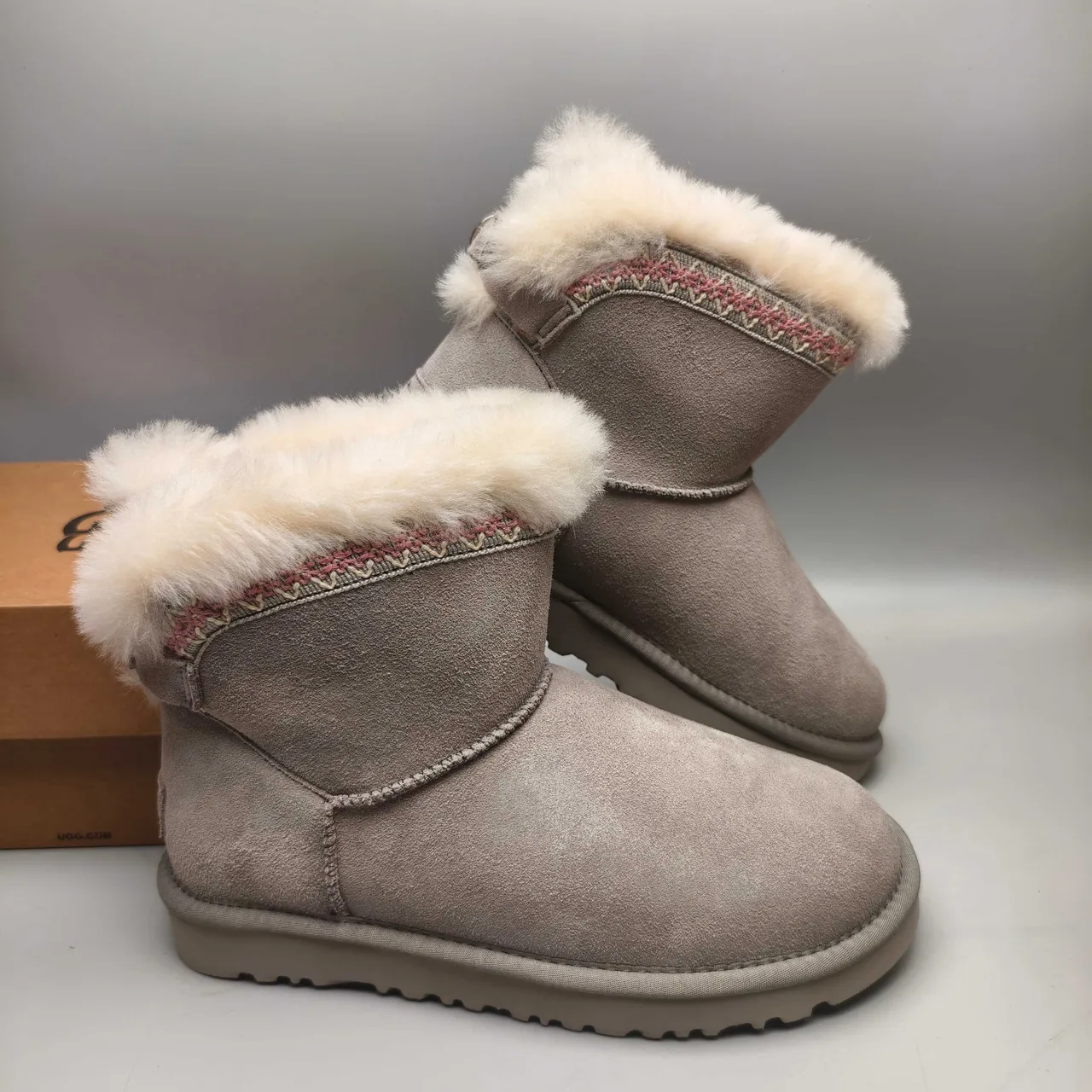 UGG Tasman 浅灰麂皮羊毛护腿雪靴 7