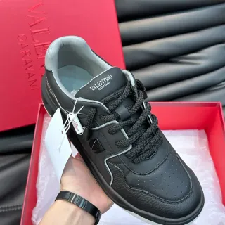 Valentino काले भूरे चमड़े के ऊपरी पर्फोरेटेड टो लाइफस्टाइल स्नीकर