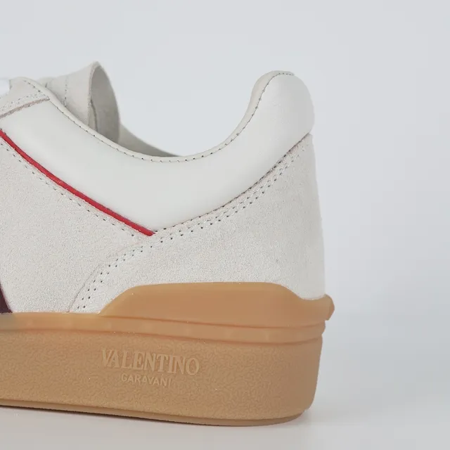 Valentino Garavani Off-White عنابي خطوط حذاء أسلوب حياة 4