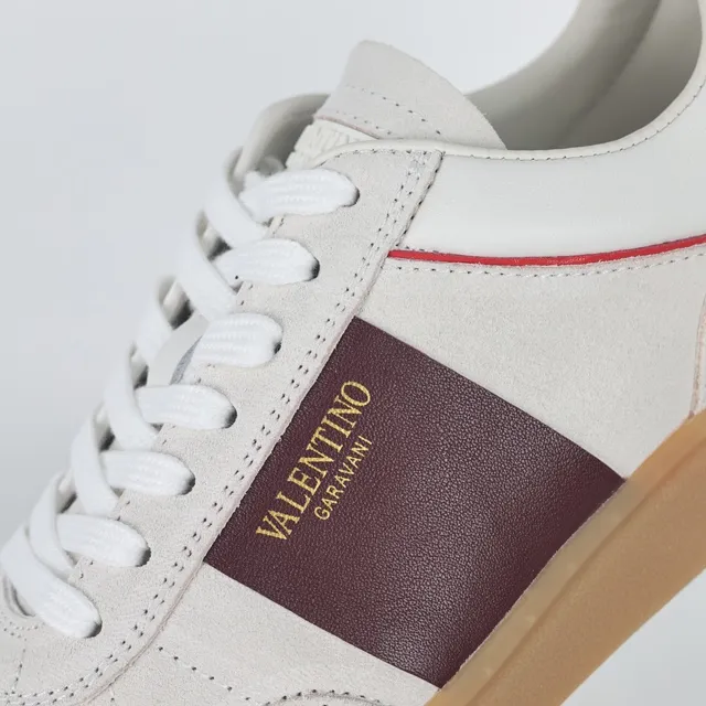 Valentino Garavani Off-White عنابي خطوط حذاء أسلوب حياة 6
