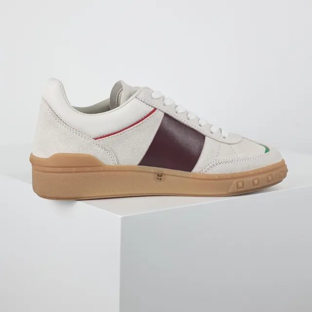 Valentino Garavani Off-White عنابي خطوط حذاء أسلوب حياة 7