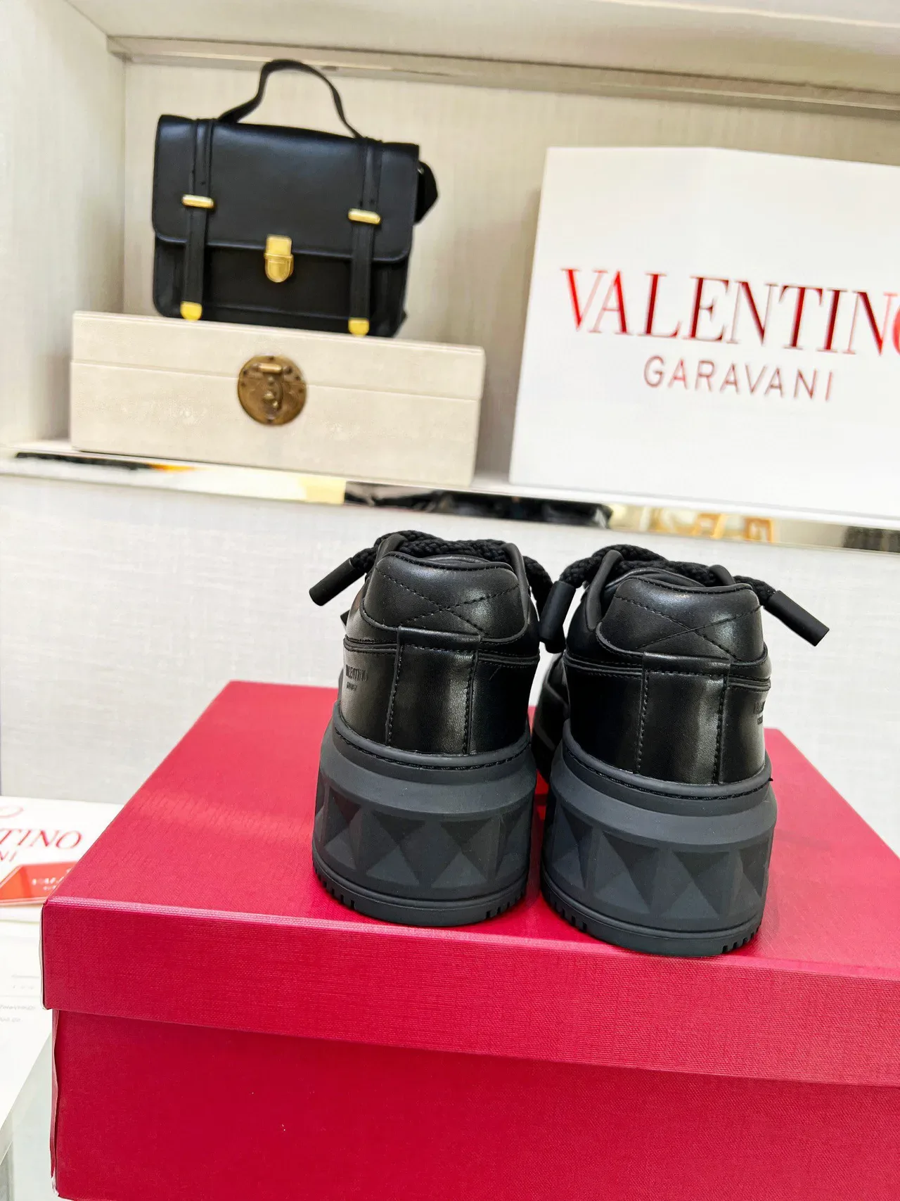 Valentino Rockstud काले चमड़े की प्लेटफॉर्म लाइफस्टाइल स्नीकर्स 2