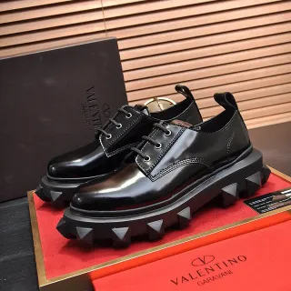 Valentino Rockstud Chaussures Oxford plateforme cuir verni noir cloutées