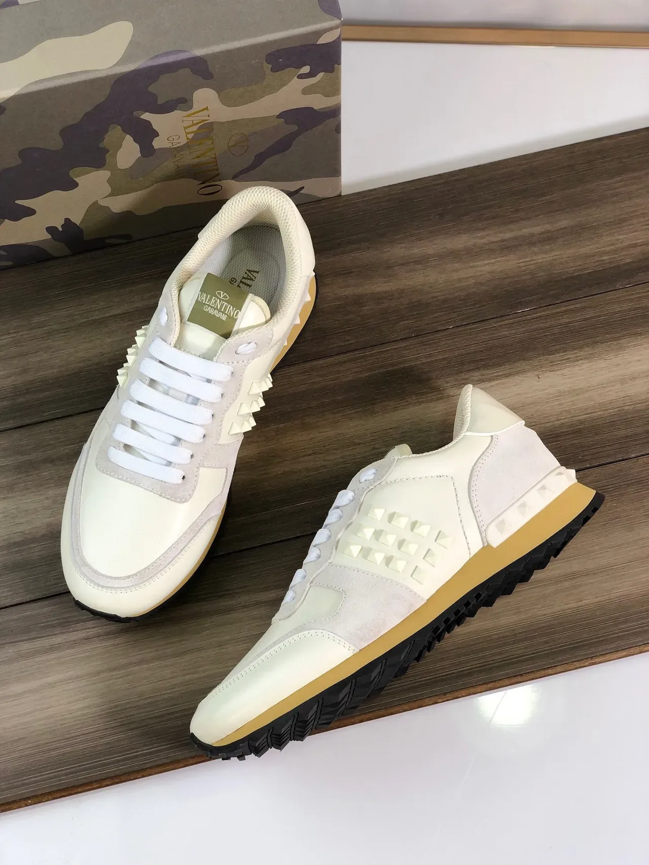 Valentino Rockstud Creme e Bege Leather-Suede Lifestyle Sneakers 3