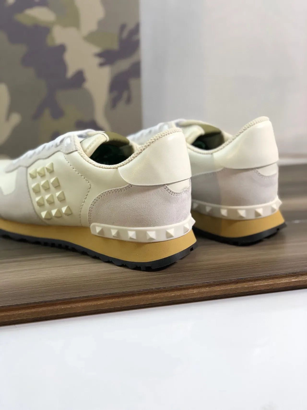 Valentino Rockstud Creme e Bege Leather-Suede Lifestyle Sneakers 4