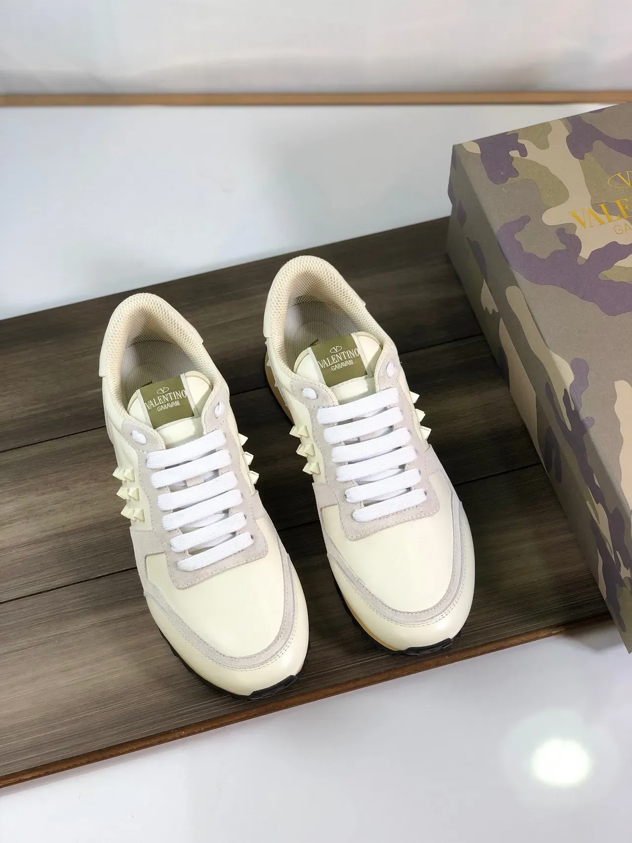 Valentino Rockstud Creme e Bege Leather-Suede Lifestyle Sneakers 5