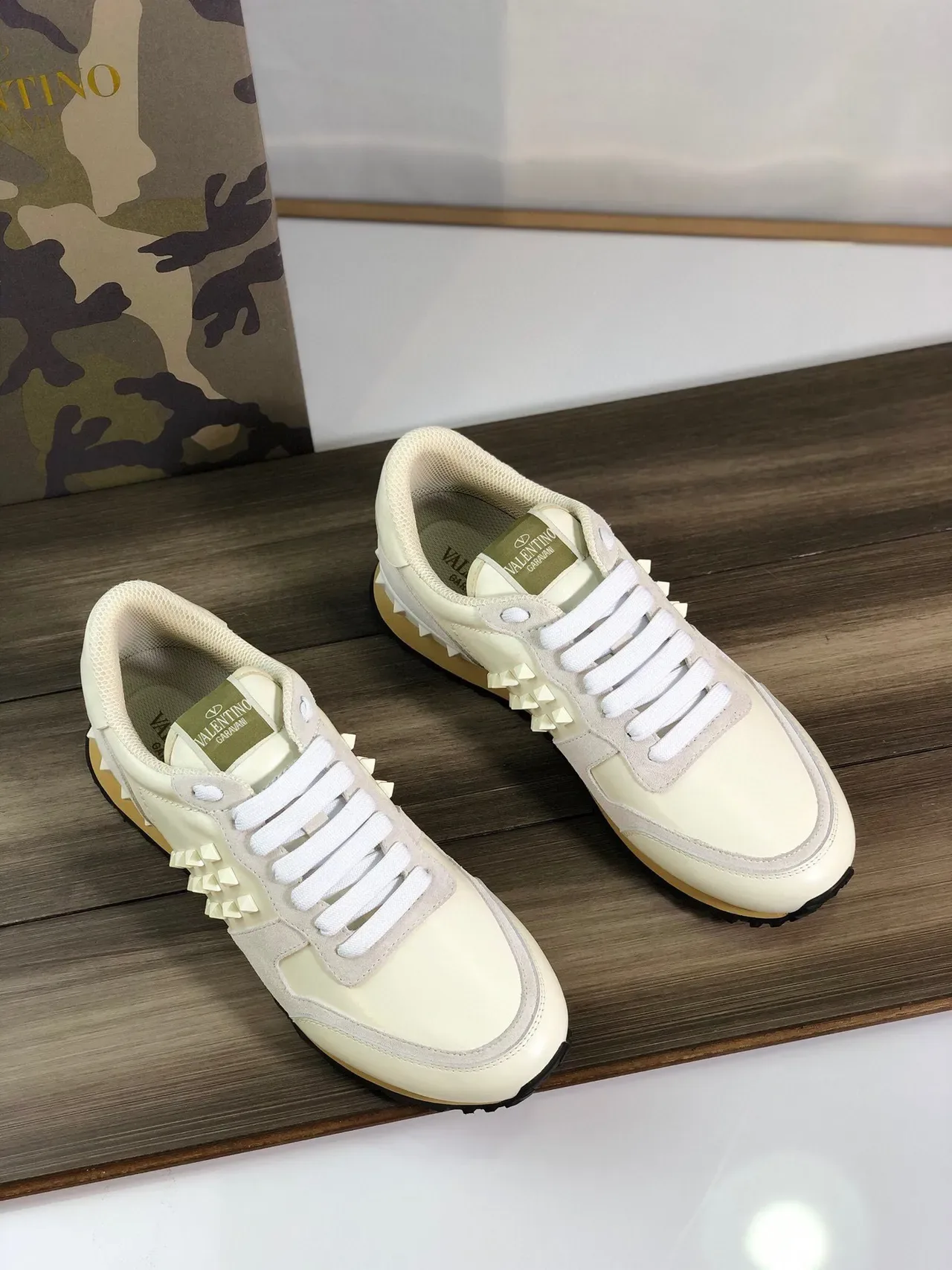 Valentino Rockstud Creme e Bege Leather-Suede Lifestyle Sneakers 6
