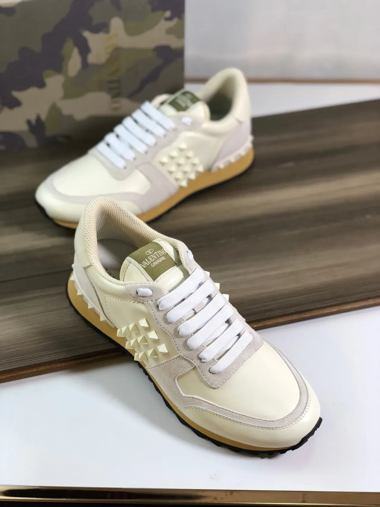 Valentino Rockstud Creme e Bege Leather-Suede Lifestyle Sneakers 7