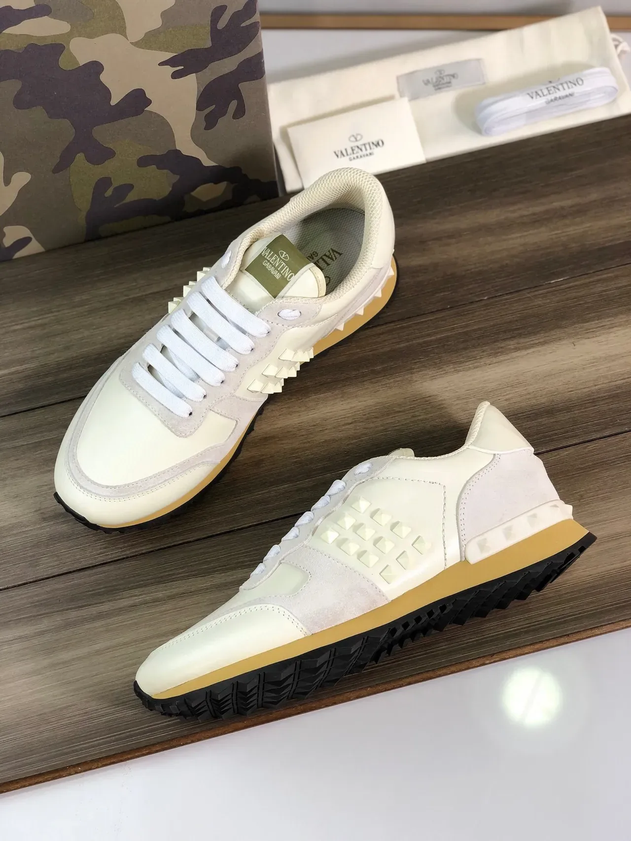 Valentino Rockstud Creme e Bege Leather-Suede Lifestyle Sneakers 8