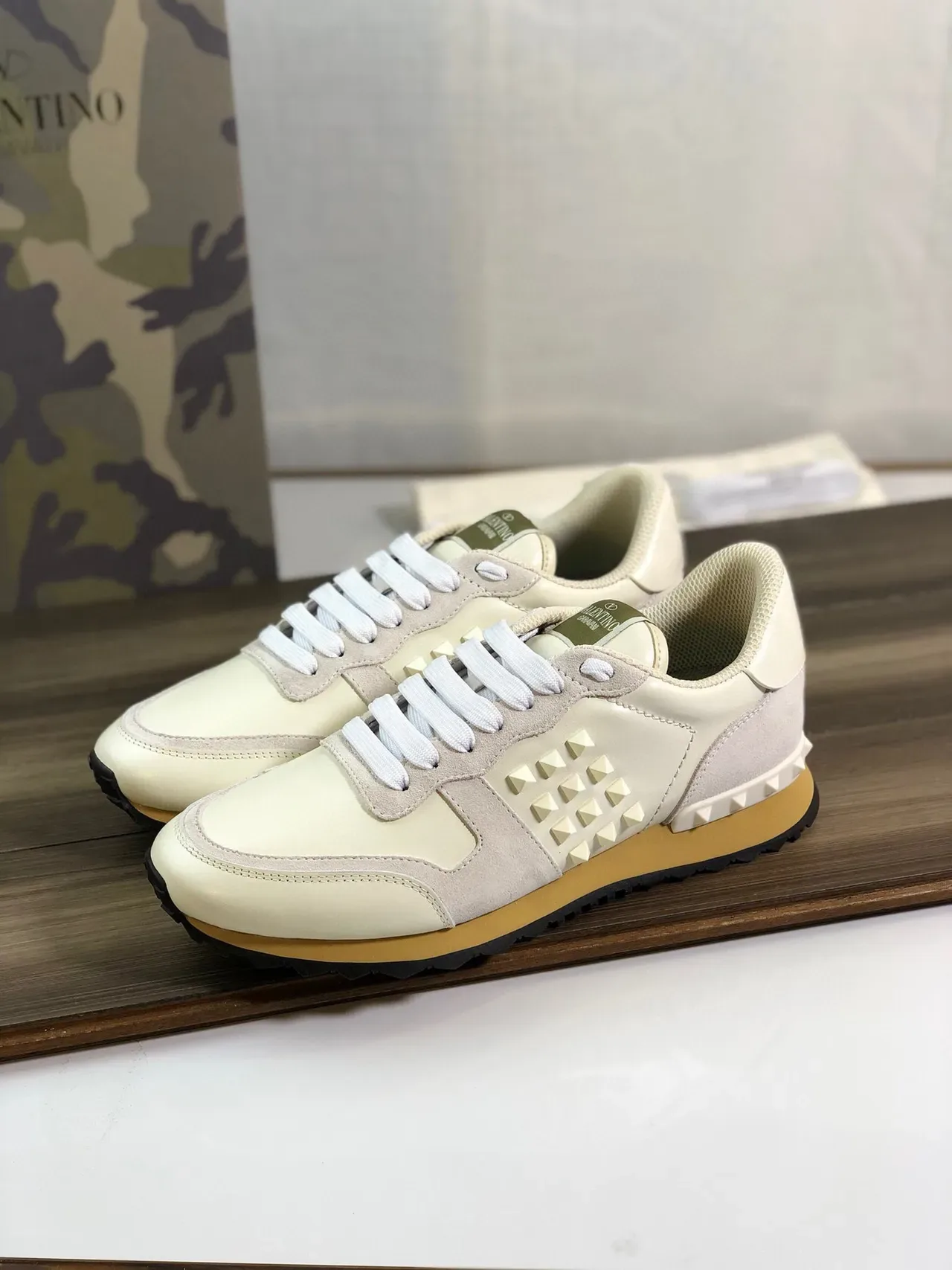 Valentino Rockstud Creme e Bege Leather-Suede Lifestyle Sneakers 9