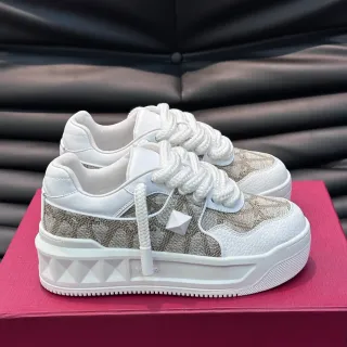 Valentino Rockstud Monogram सफेद भूरा प्लेटफॉर्म लाइफस्टाइल स्नीकर्स