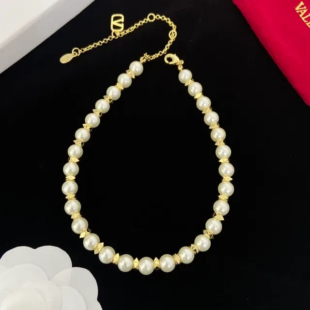Valentino Rockstud मोती और गोल्ड-टोन बीनेड माला 3