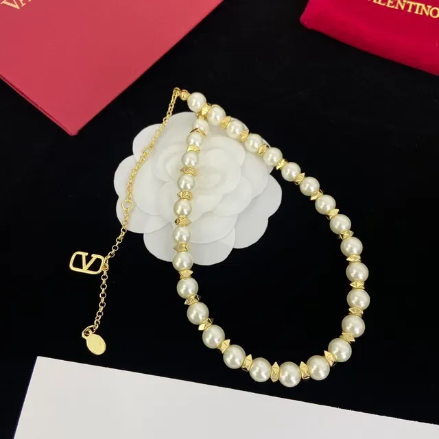 Valentino Rockstud मोती और गोल्ड-टोन बीनेड माला 5