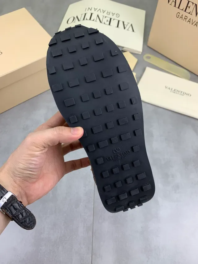 Valentino Rockstud Runner ब्राउन ओलिव ग्रीन तितली कढ़ाई लाइफस्टाइल स्नीकर 2