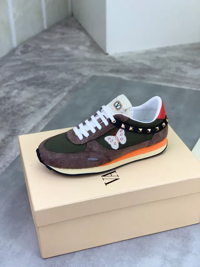Valentino Rockstud Runner ब्राउन ओलिव ग्रीन तितली कढ़ाई लाइफस्टाइल स्नीकर 4