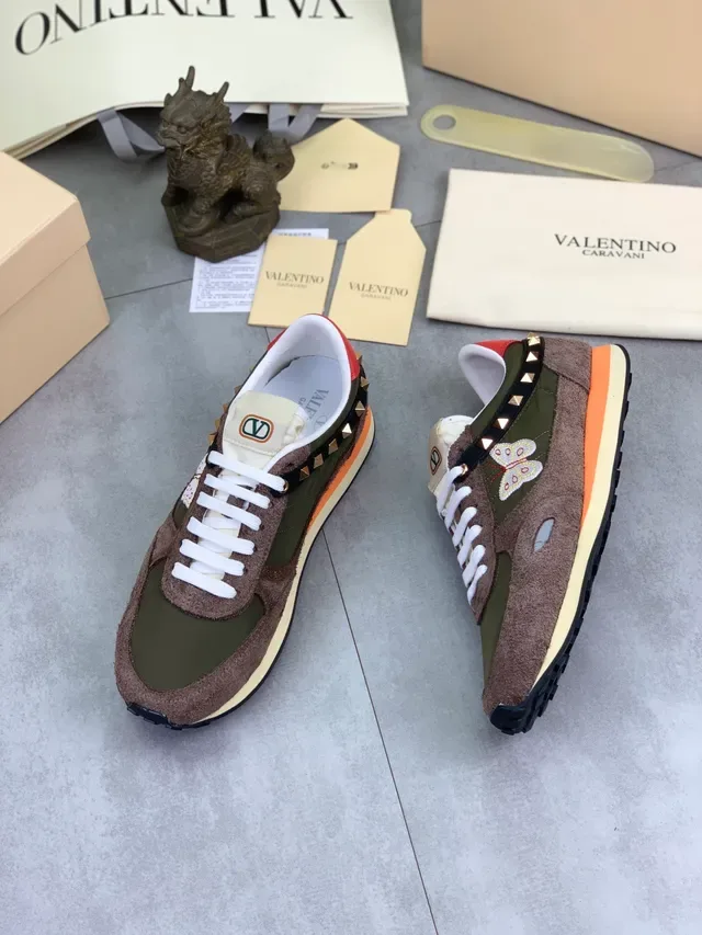 Valentino Rockstud Runner ब्राउन ओलिव ग्रीन तितली कढ़ाई लाइफस्टाइल स्नीकर 5
