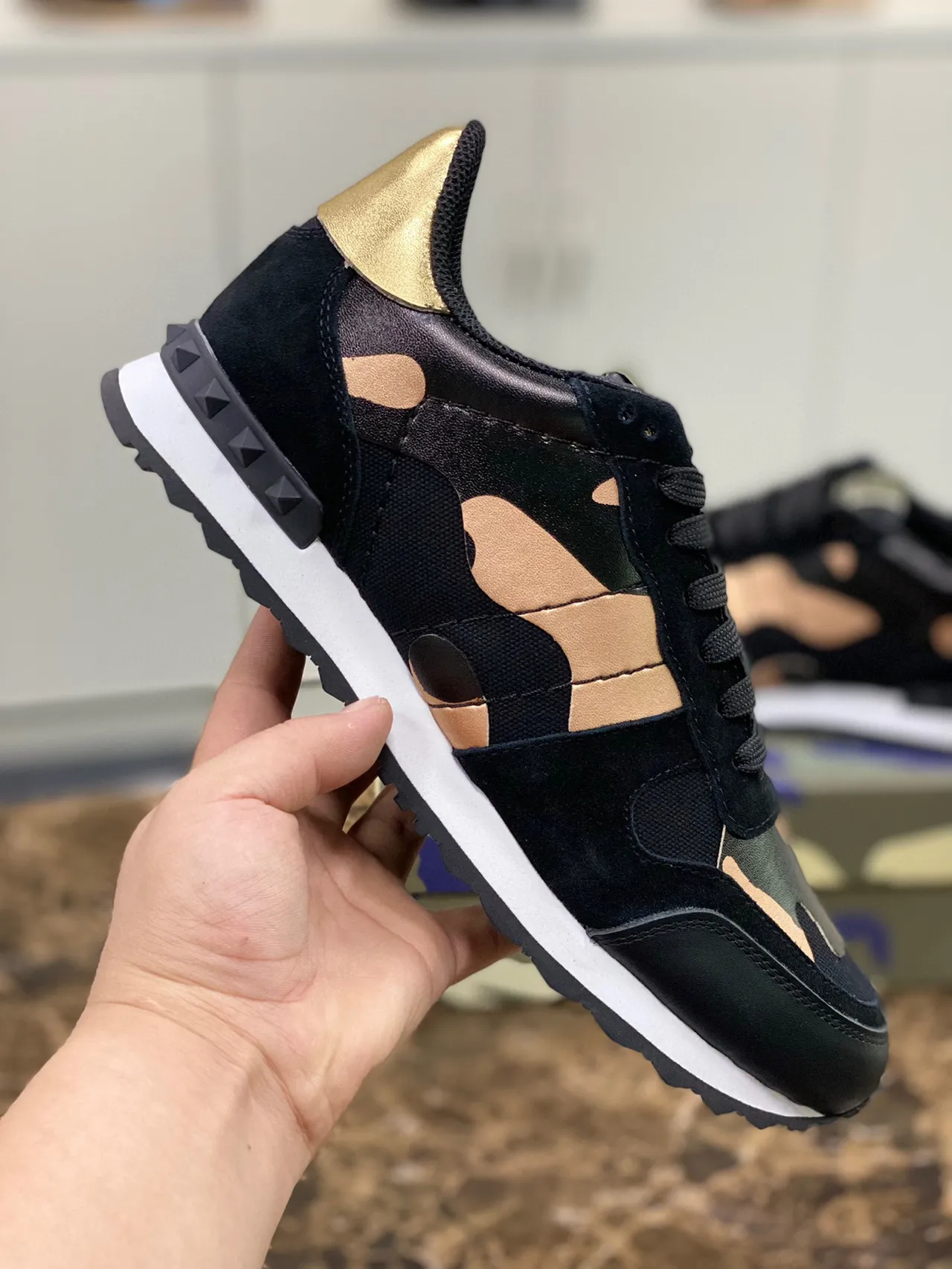 Sneakers lifestyle Valentino Rockstud Runner Camouflage Noir et Or 2