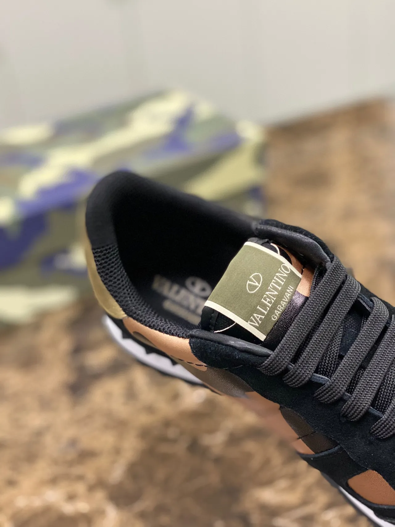 Sneakers lifestyle Valentino Rockstud Runner Camouflage Noir et Or 3