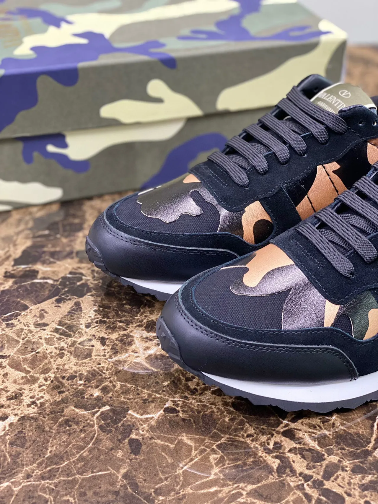 Sneakers lifestyle Valentino Rockstud Runner Camouflage Noir et Or 4