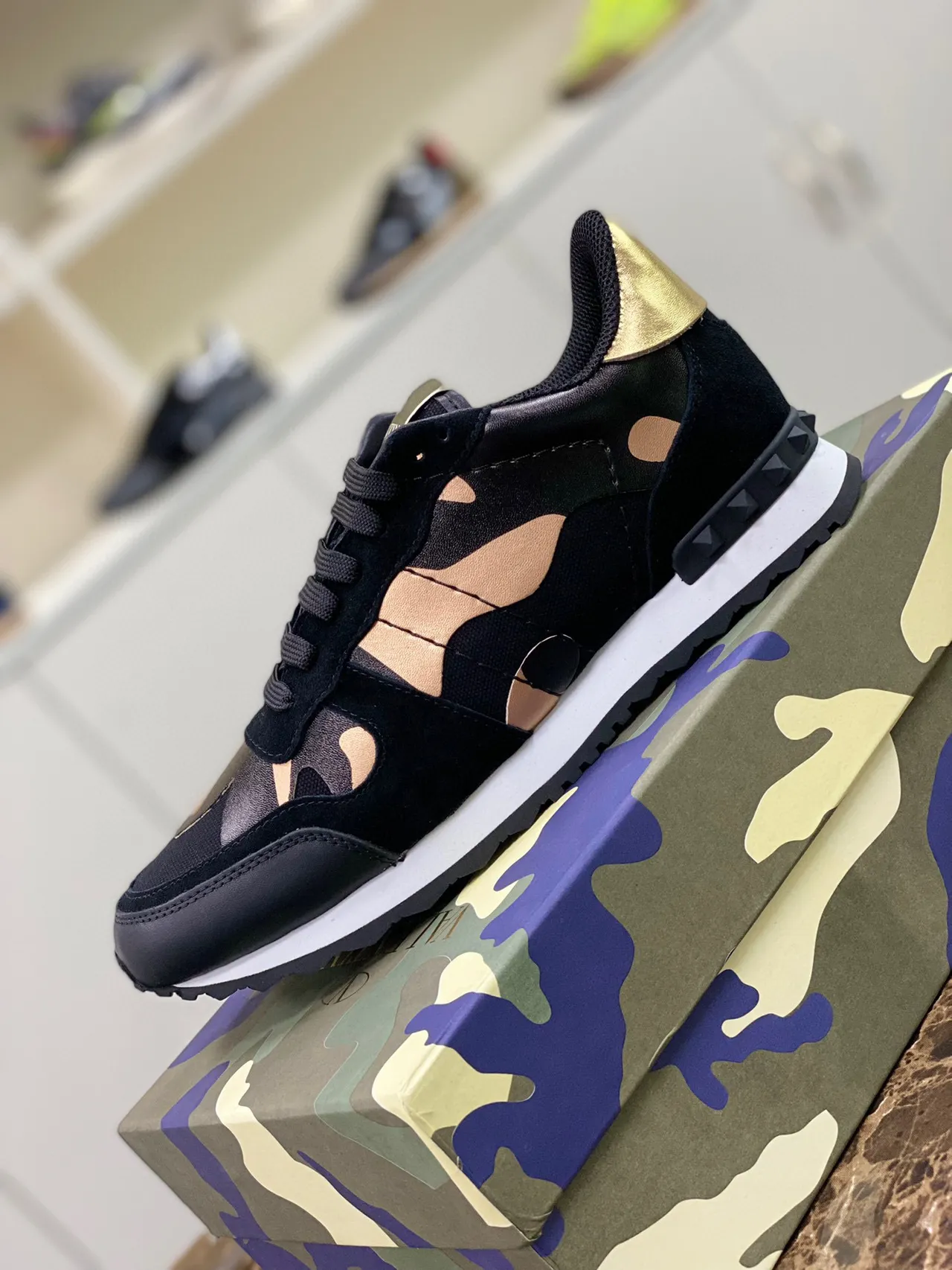 Sneakers lifestyle Valentino Rockstud Runner Camouflage Noir et Or 5