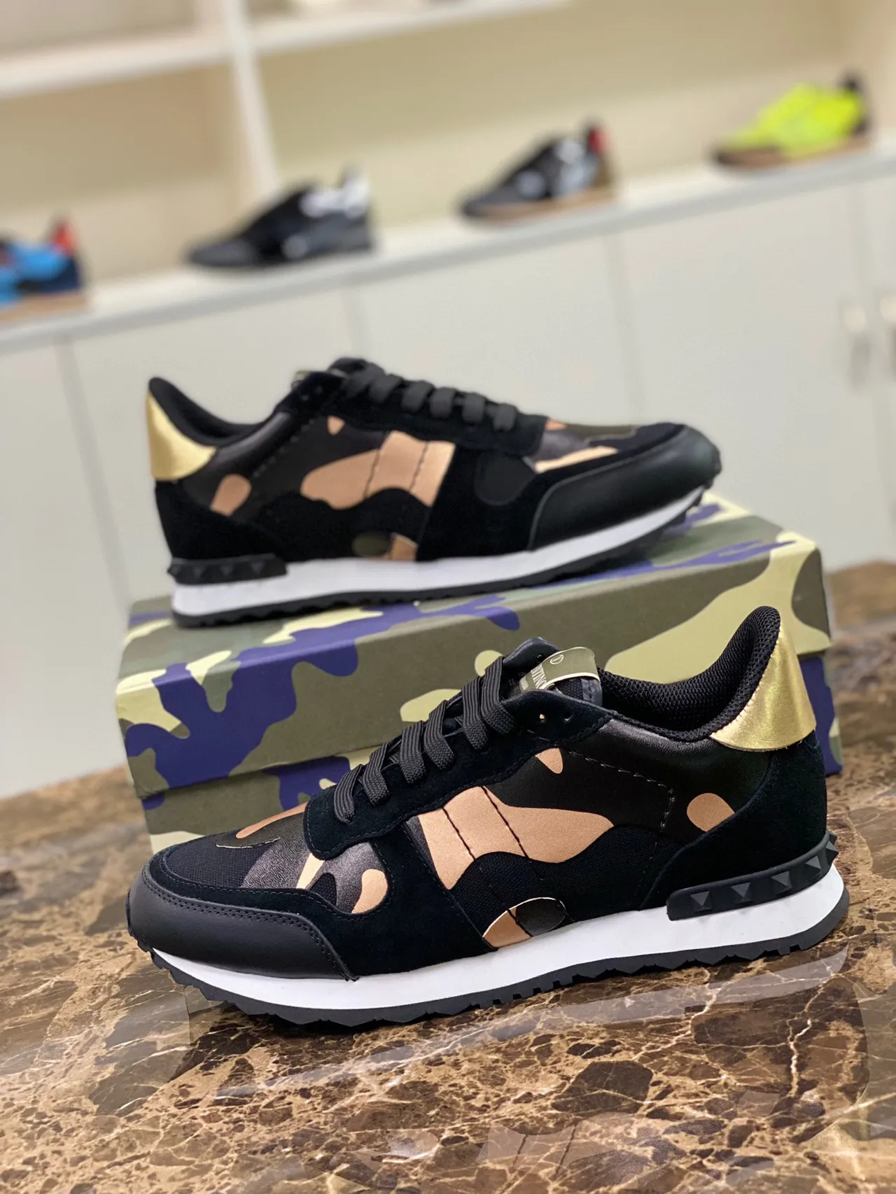 Sneakers lifestyle Valentino Rockstud Runner Camouflage Noir et Or 6