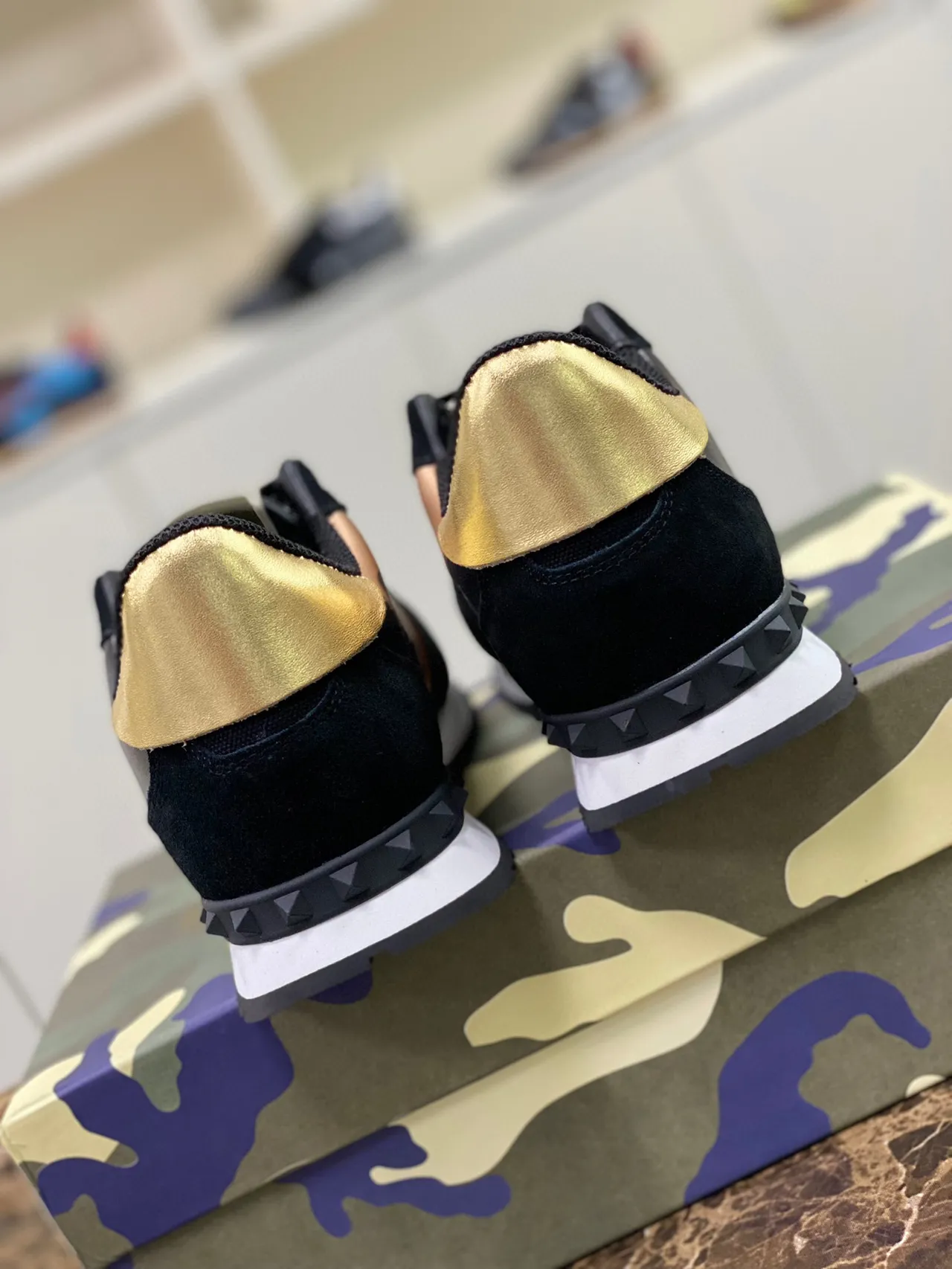 Sneakers lifestyle Valentino Rockstud Runner Camouflage Noir et Or 7